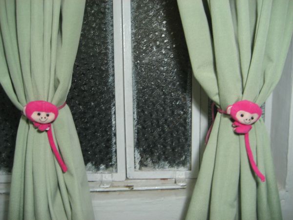 PRENDEDOR DE CORTINA MACAQUINHO ROSA